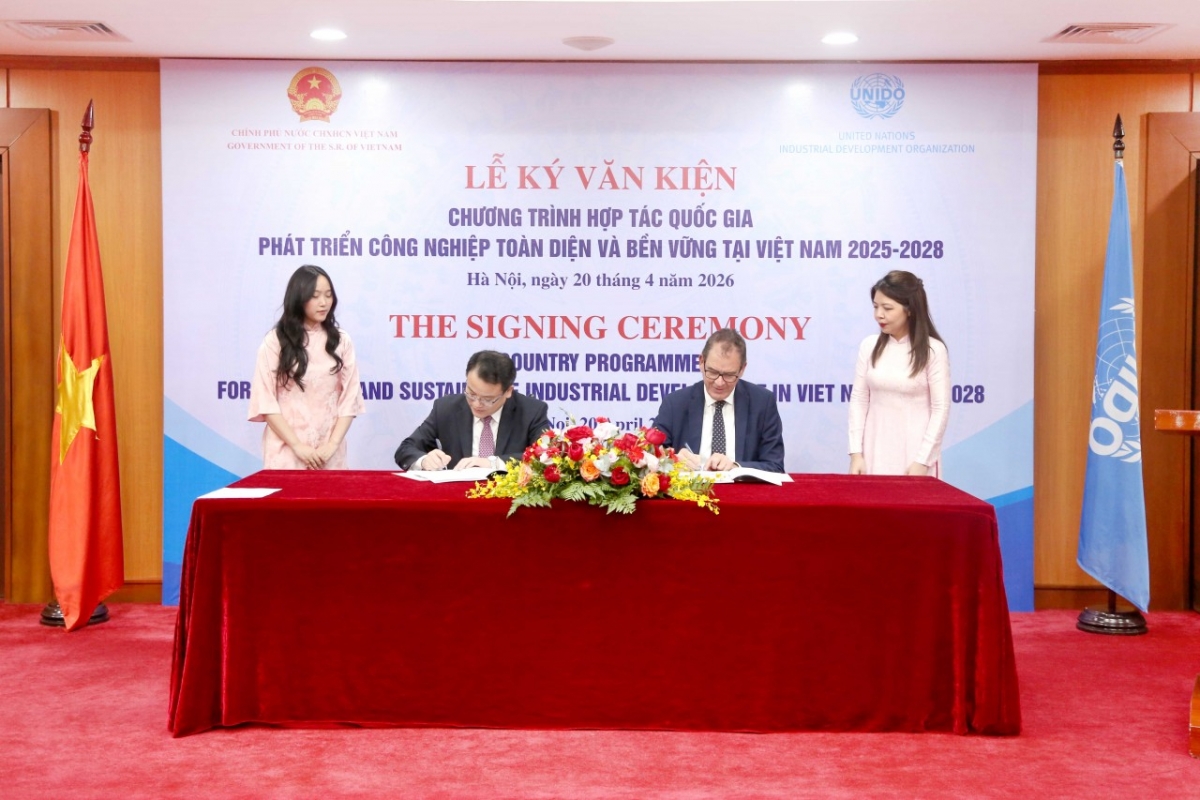 Deputy Minister of Finance Tran Quoc Phuong and UNIDO Director General Gerd Müller sign the national cooperation program. (Photo: Duc Minh/thoibaotaichinhvietnam.vn)