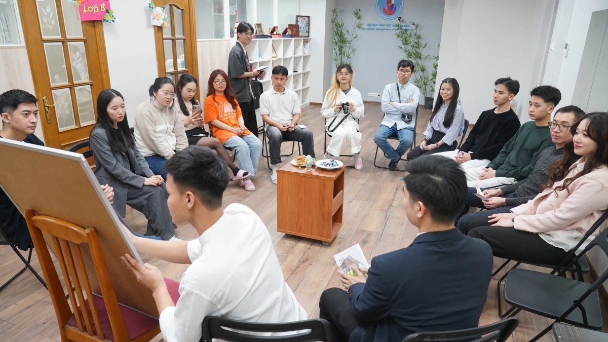 Không gian booktalk sôi nổi với những chia sẻ về các cuốn sách truyền cảm hứng. Ảnh: VOV