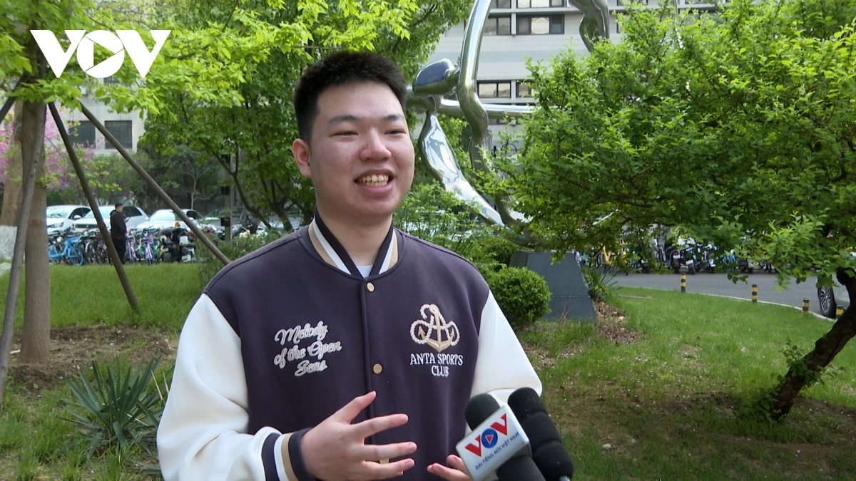 Quân Tiếu tự học tiếng Việt để hiểu hơn về Việt Nam.