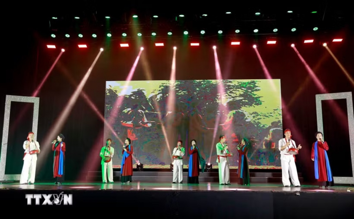 Artists performing Xoan singing at the program to entertain locals and tourists as part of the Hung Kings’ Temple Festival and the Ancestral Land Culture and Tourism Week in 2026. (Photo: Nguyen Thao/VNA)