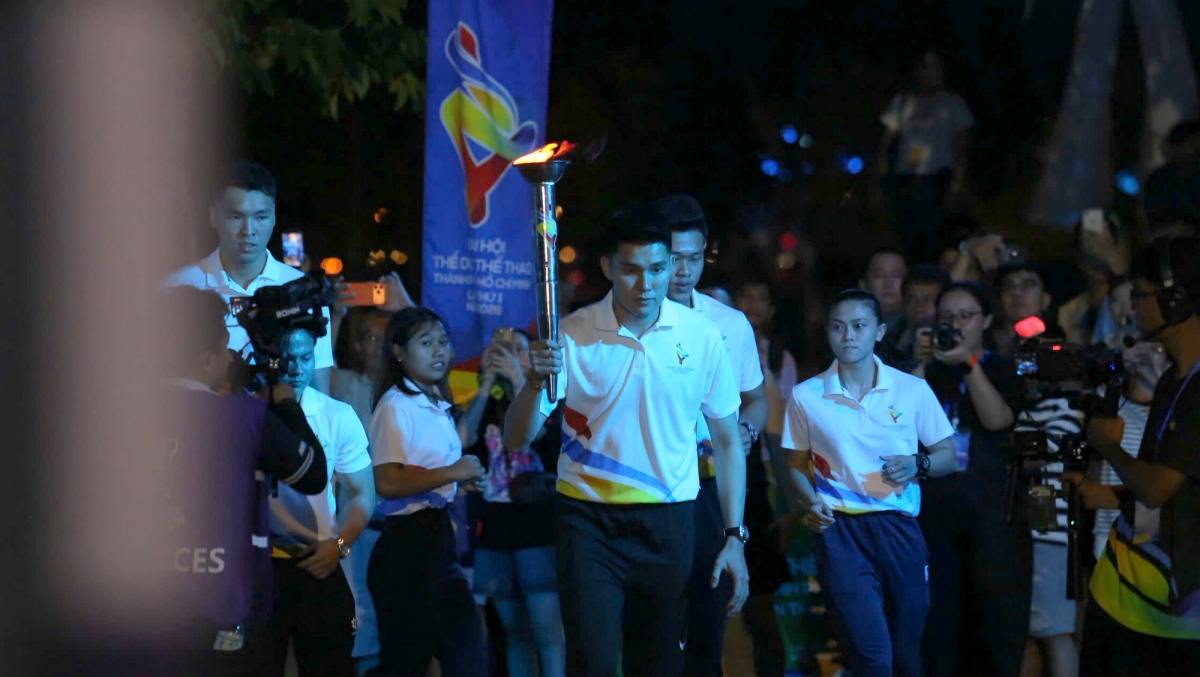 Des athlètes qualifiés de Hô Chi Minh-Ville portent la flamme jusqu’à la tribune officielle. Photo: VOV