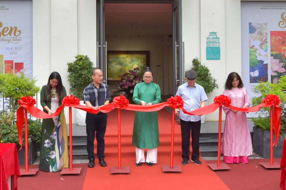 Delegates perform the ribbon-cutting ceremony to inaugurate the exhibition. Photo: Anh Dung-Tuyet Mai/VOV5