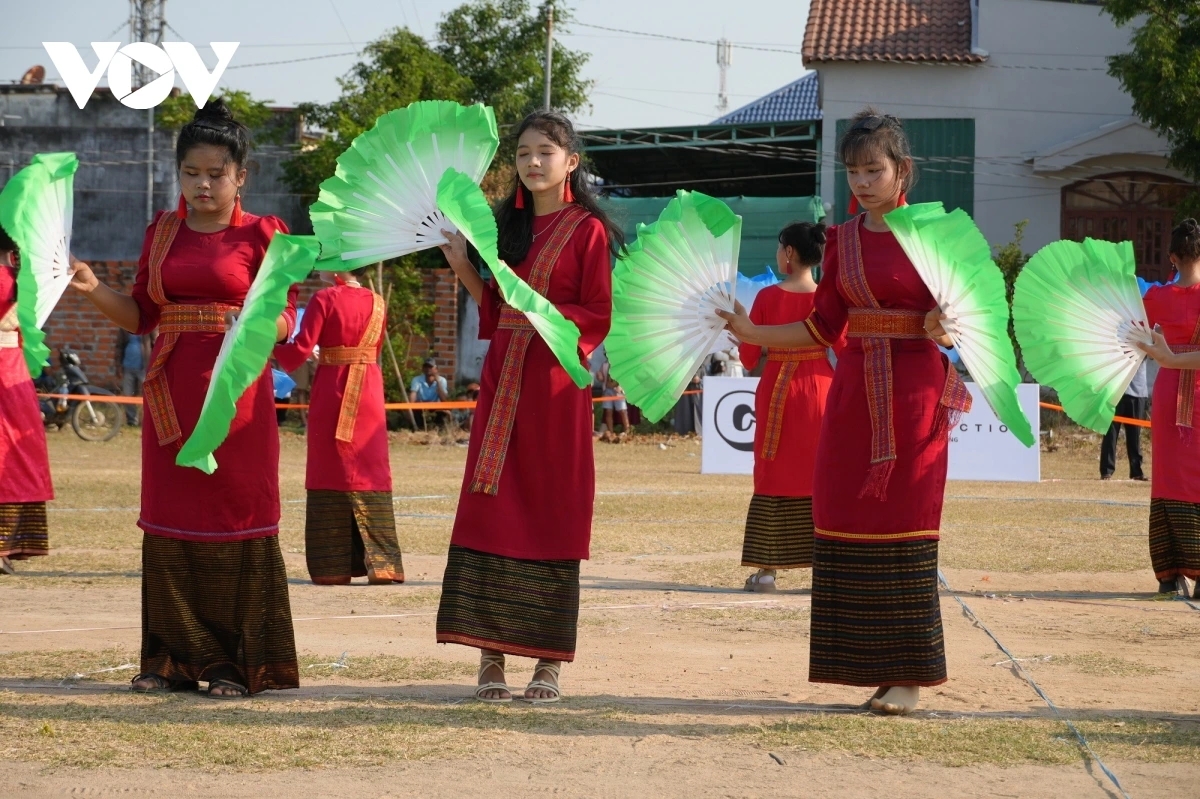 El Festival Rija Nagar comienza la tarde del 15 de abril, último día del año según el calendario de la etnia Cham, en la comuna de Phuoc Huu, provincia de Khanh Hoa. Foto: VOV