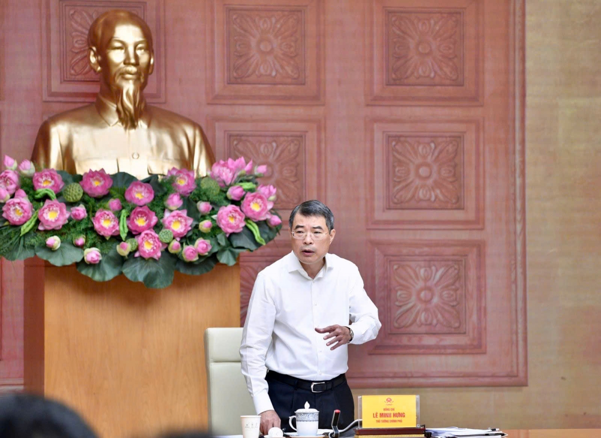 Prime Minister Le Minh Hung speaking at a working session with the Ministry of Industry and Trade. Photo: VOV