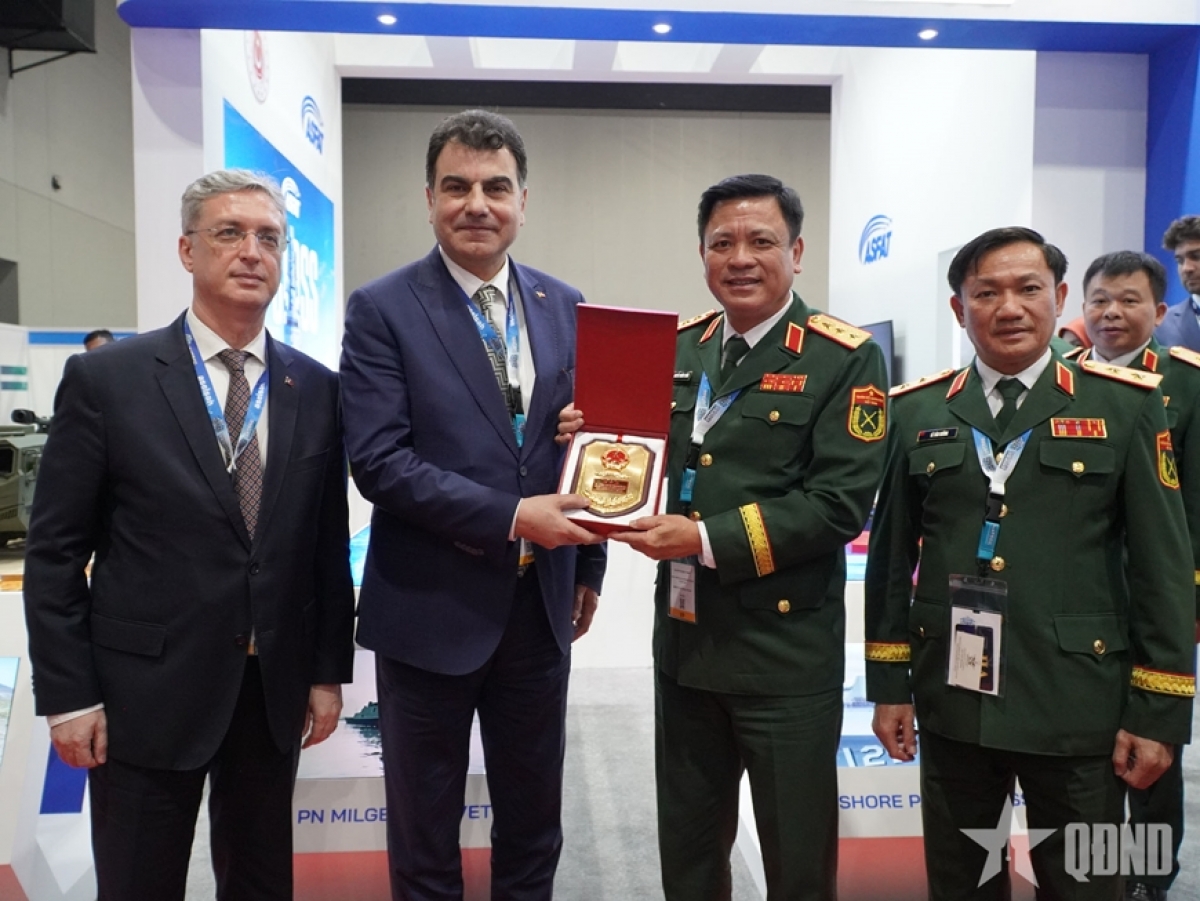 Deputy Minister of National Defense Nguyen Truong Thang and Turkish Deputy Minister of National Defense Musa Heybet. (Photo: dqnd.vn)