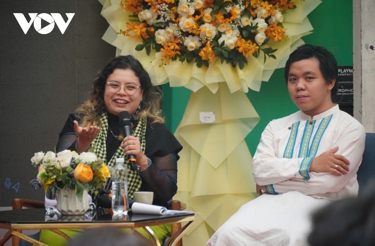 Cécile Ngoc Suong Peru (left) is the first guest on the show. (Photo: VOV)