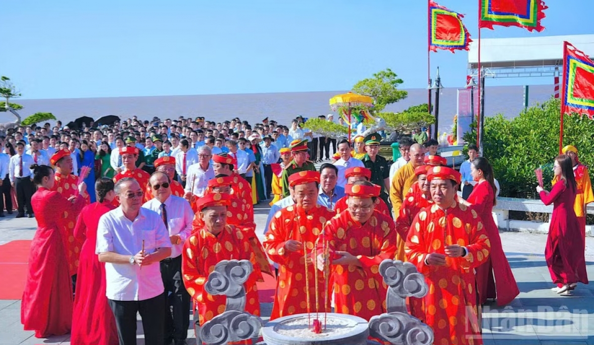 Ca Mau province's local authorities offer incense to pay tribute to Great Father Lac Long Quan. (Photo: Nhan Dan News)