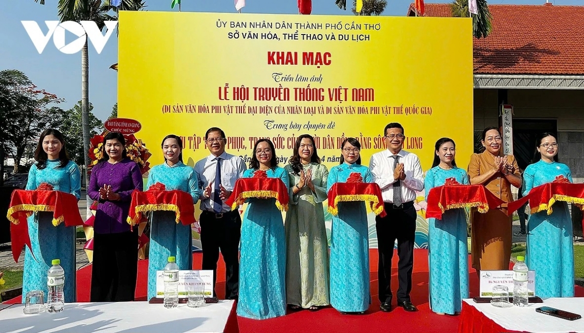‘메콩강 삼각주 지역 주민들의 의상 및 장신구 수집’ 특별 전시회 개막식 (사진: VOV)