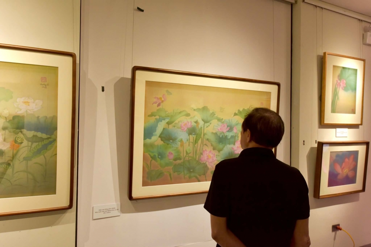 Visitors view paintings at the exhibition. Photo: Anh Dung-Tuyet Mai/VOV5