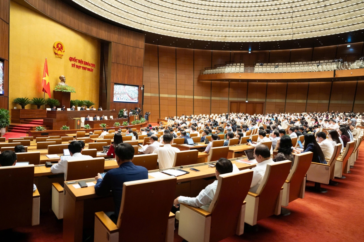 The National Assembly discusses the Draft Resolution on piloting the public lawyer institution. (Photo: quochoi.vn)