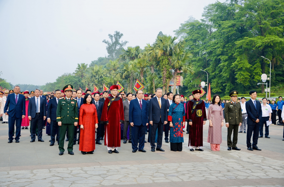 คณะผู้นำพรรคและรัฐเข้าร่วมงาน