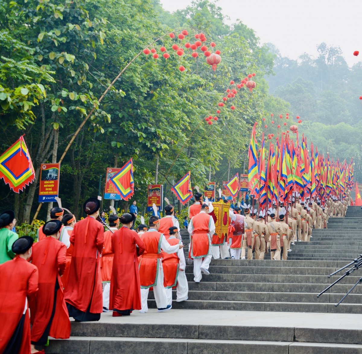 ประชาชนเวียดนามหลายหมื่นคนทั่วประเทศได้เดินทางแสวงบุญไปยังเขตโบราณสถาน วิหารหุ่งในจังหวัดฟู้เถาะ 