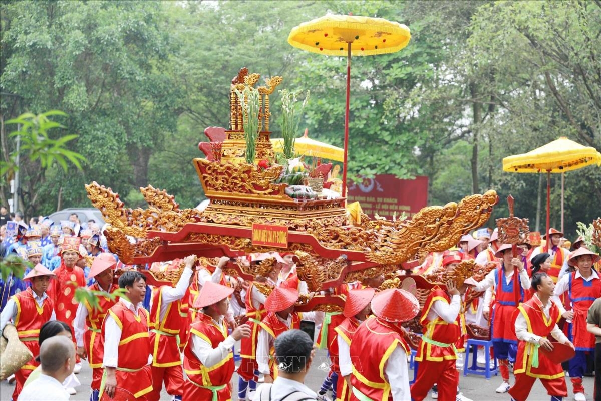 周辺の各村・地区によるフン神社特別国家遺跡への神輿行列（写真：Tạ Toàn/TTXVN）