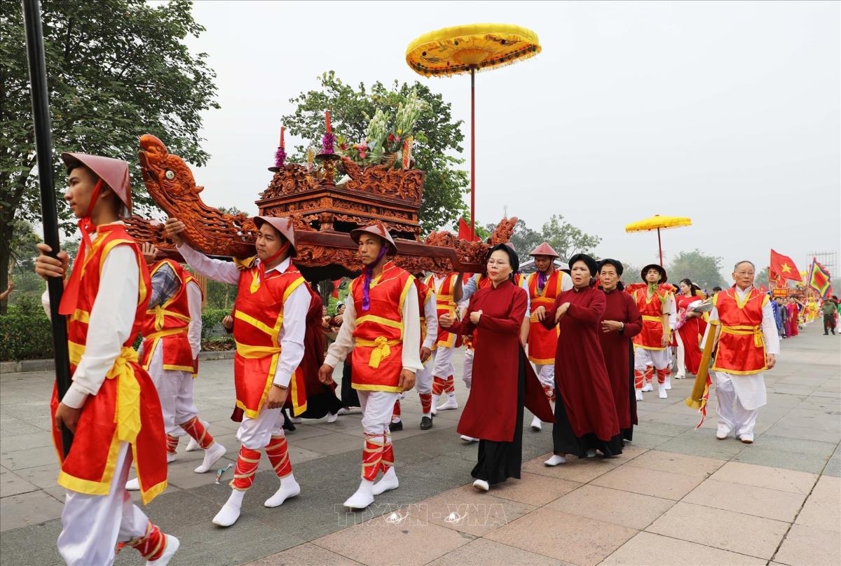 フン王の命日（フン王祭）・フン神社祭りにおける神輿行列、遺跡周辺の各地で数千年にわたり受け継がれてきた伝統儀礼（写真：Tạ Toàn/TTXVN）