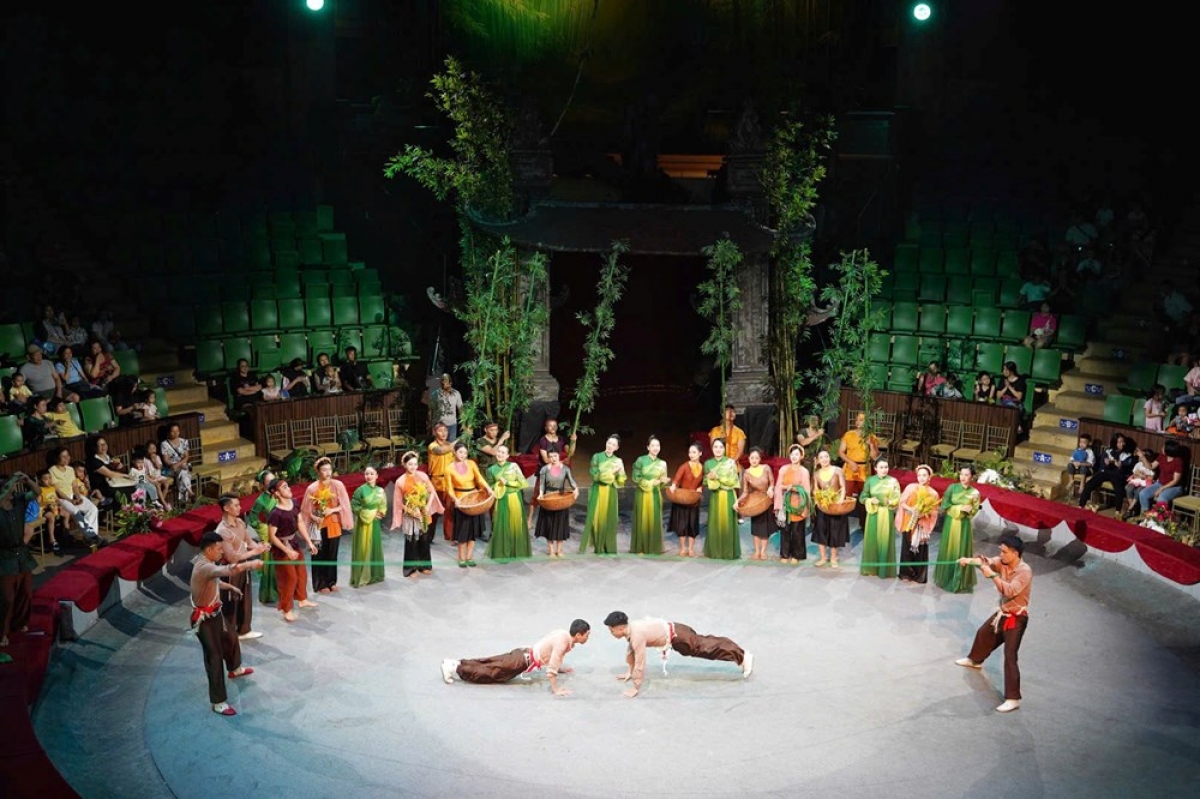 Die Zirkusgala wird durch die Zirkus- und Zaubersprache im Geist der Verbidung der Kulturidentitäten der drei Regionen aufgebaut. (Foto: thethaovanhoa.vn)