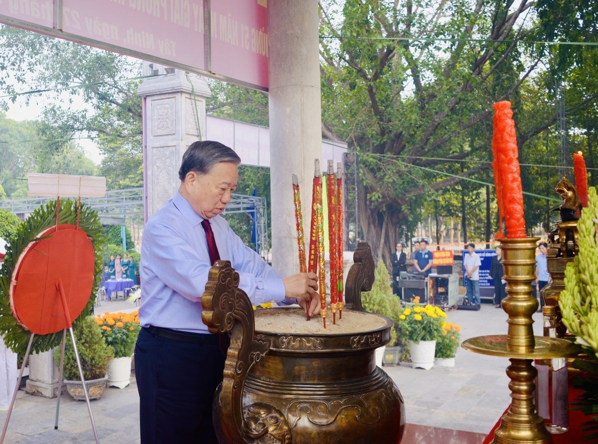 เลขาธิการใหญ่พรรค ประธานประเทศ โตเลิม ไปจุดธูปที่สุสานทหารพลีชีพเพื่อชาติ เตินเบียน จังหวัดเตยนิงห์