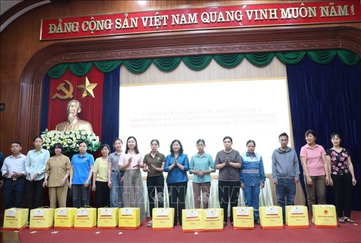 Bùi Thi Minh Hoài, présidente du Comité central du Front de la Patrie, offre des cadeaux aux ouvriers et travailleurs en difficulté de Ninh Binh. Photo: QDND