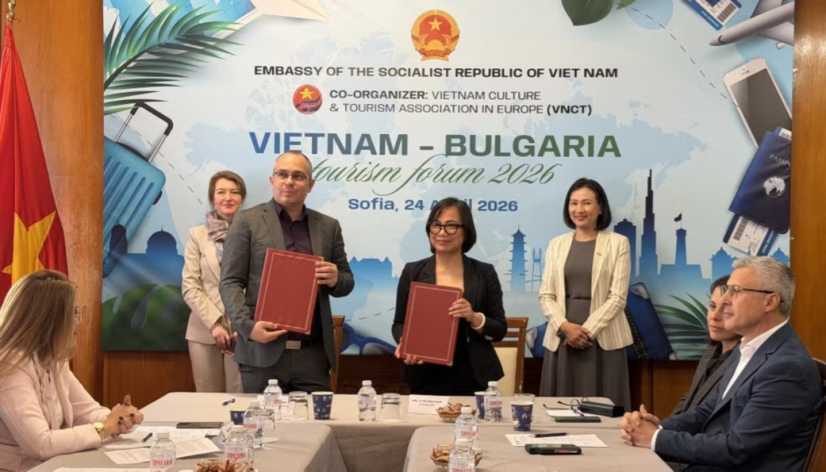 Hiệp hội văn hóa du lịch Việt Nam tai châu Âu (VNCT) và Hiệp hội du lịch nghỉ dưỡng Bulgaria (BUBSPA) kí MoU trước sự chứng kiến của Đại sứ Nguyễn Thị Minh Nguyệt và Vụ trưởng Savina Nedyalkova. Ảnh: TTXVN