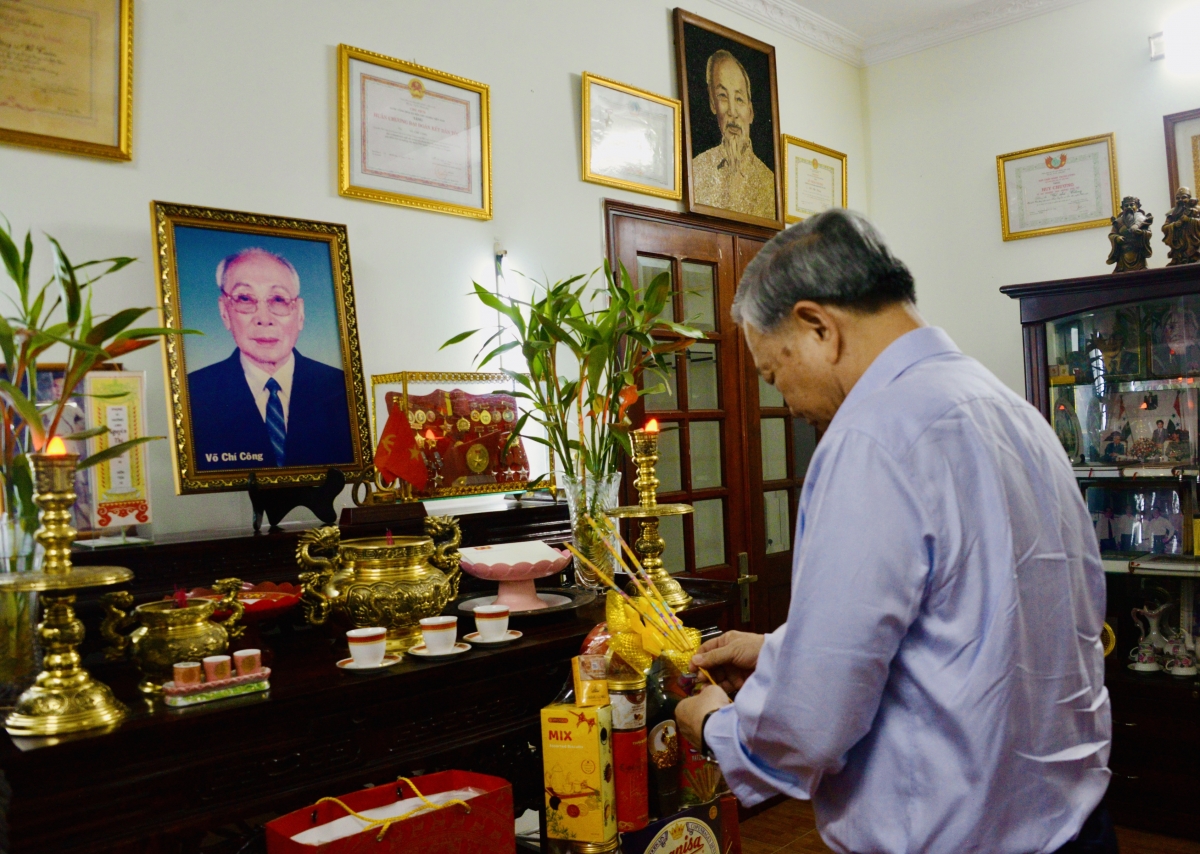 El líder rinde homenaje al difunto presidente del Consejo del Estado Vo Chi Cong, en su residencia. Foto: VOV