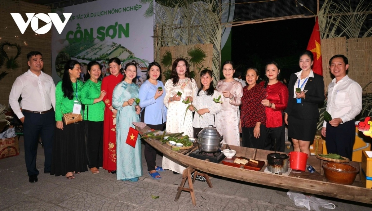 The 2026 Southern Folk Cake Festival in Can Tho features more than 300 booths. 