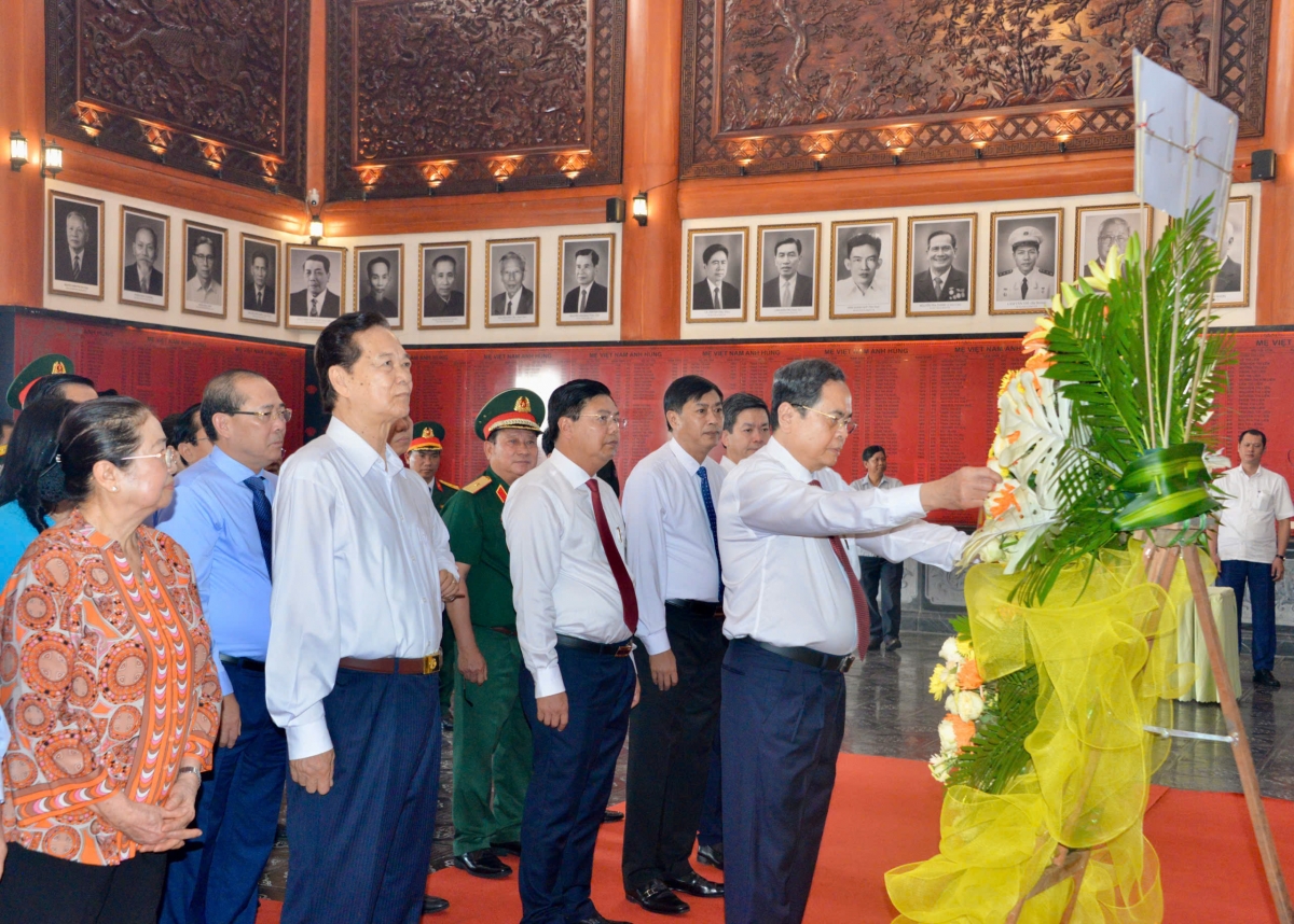 Chủ tịch Quốc hội Trần Thanh Mẫn dâng hoa, dâng hương tại Đền tưởng niệm các Anh hùng liệt sỹ và người có công tỉnh An Giang. Ảnh: VOV