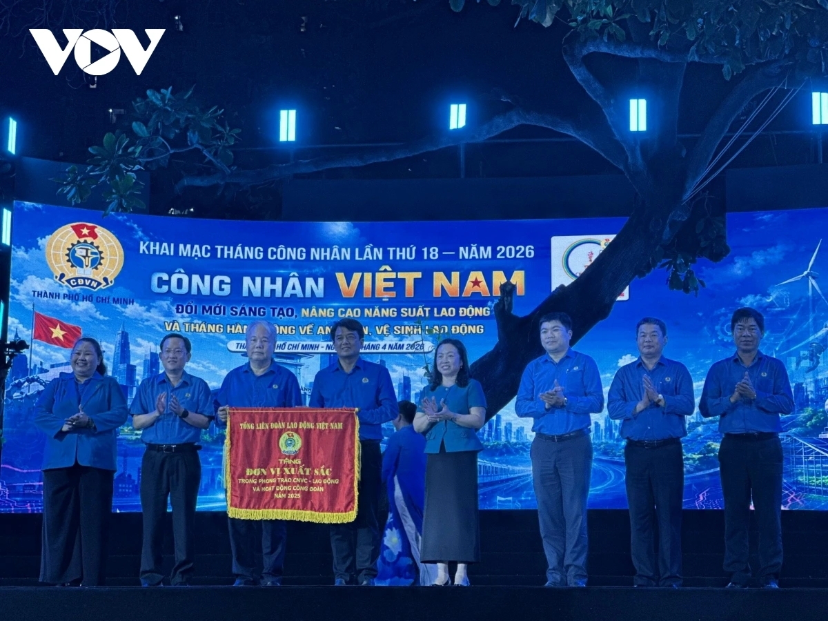 ​ສະ​ຫະ​ພັນ​ແຮງ​ງານ ນະ​ຄອນ ໂຮ່​ຈີ​ມິນ ຮັບ​ທຸງ​ແຂ່ງ​ຂັນ (ພາບ: VOV)