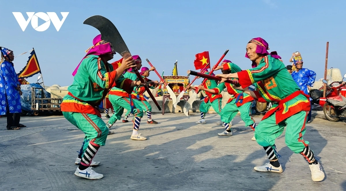 Danse sacrée lors de la procession à Dông Tac. Photo: VOV