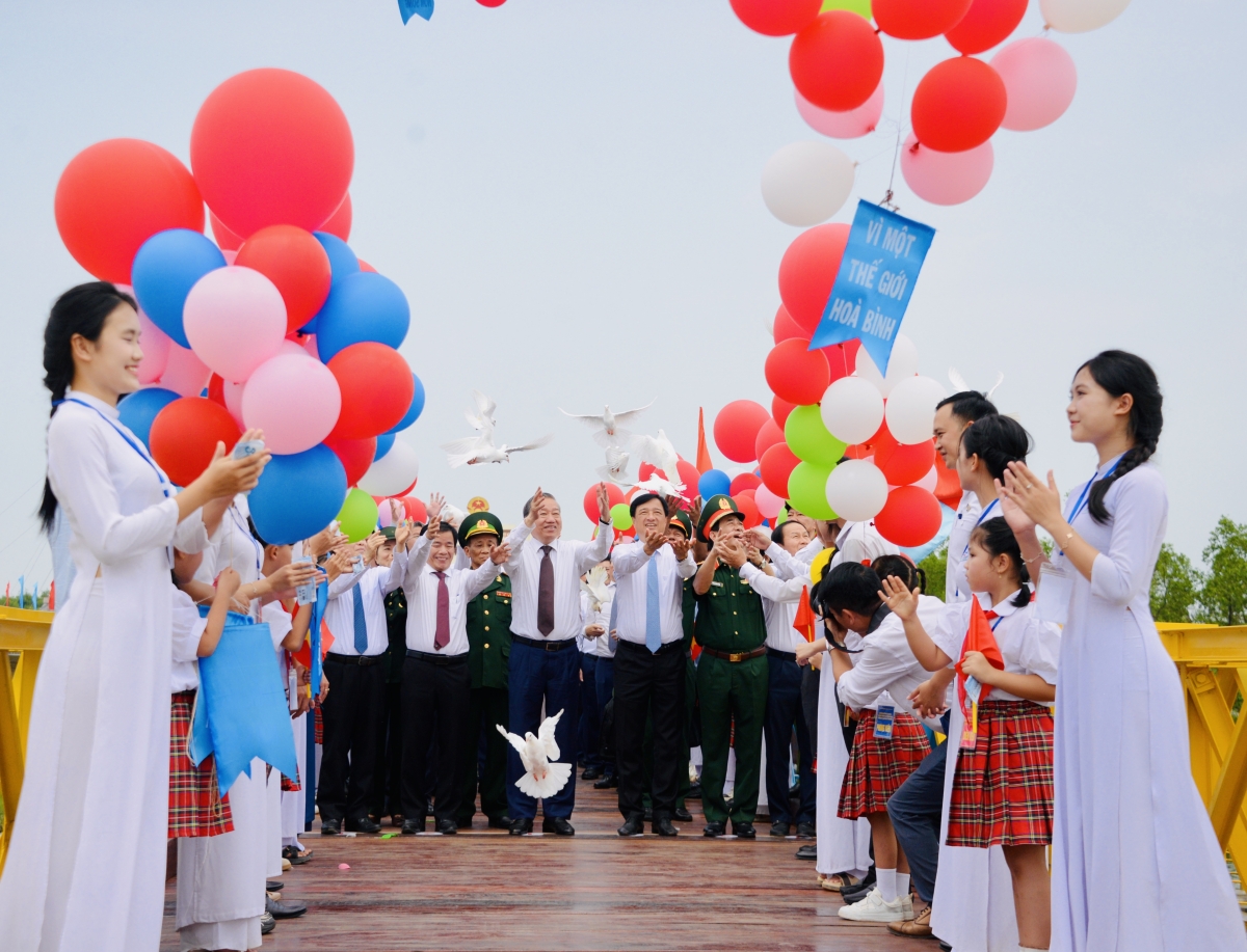 Tô Lâm lors de la cérémonie du drapeau à Quang Tri. Photo: VOV
