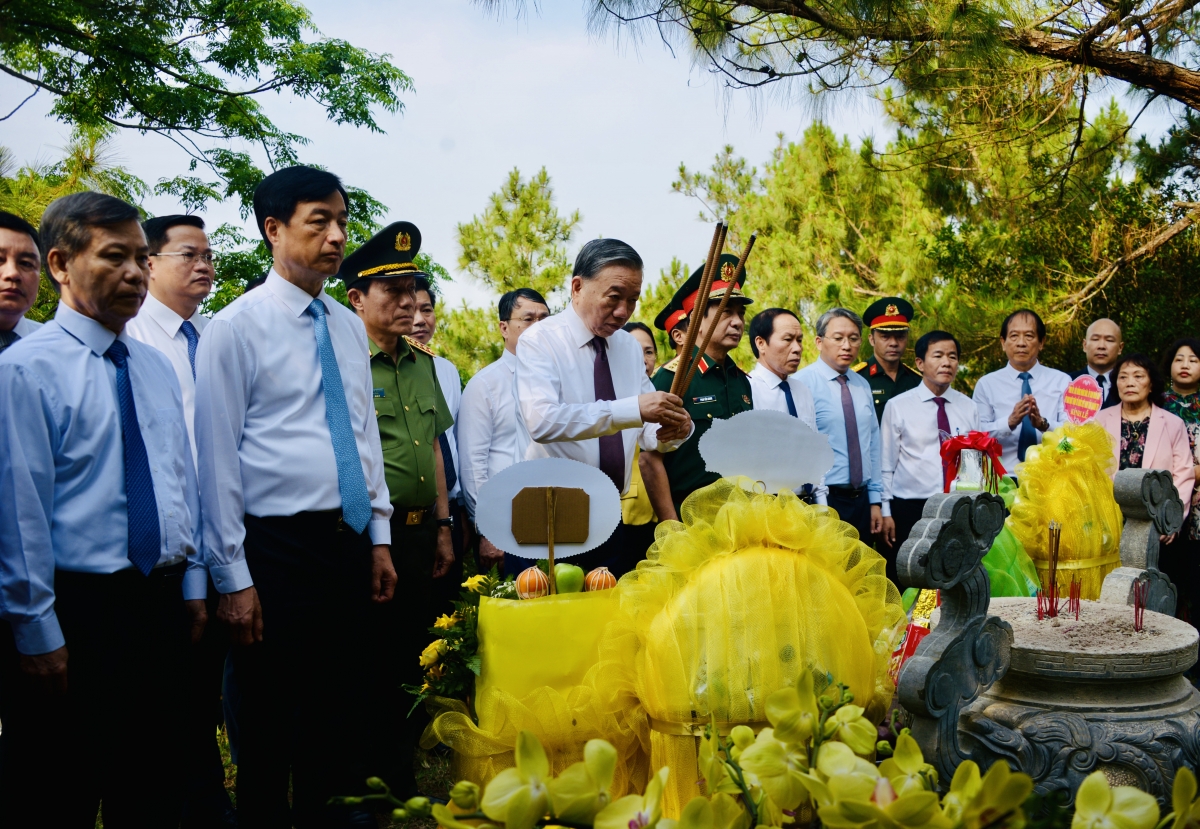 Tổng Bí thư, Chủ tịch nước Tô Lâm dâng hương, dâng hoa tưởng nhớ Đại tướng Võ Nguyên Giáp. Ảnh: VOV
