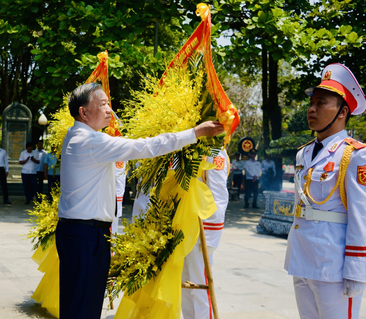 Tổng Bí thư, Chủ tịch nước Tô Lâm đã tới dâng hương, dâng hoa tại Nghĩa trang Liệt sỹ Quốc gia Trường Sơn. Ảnh: VOV