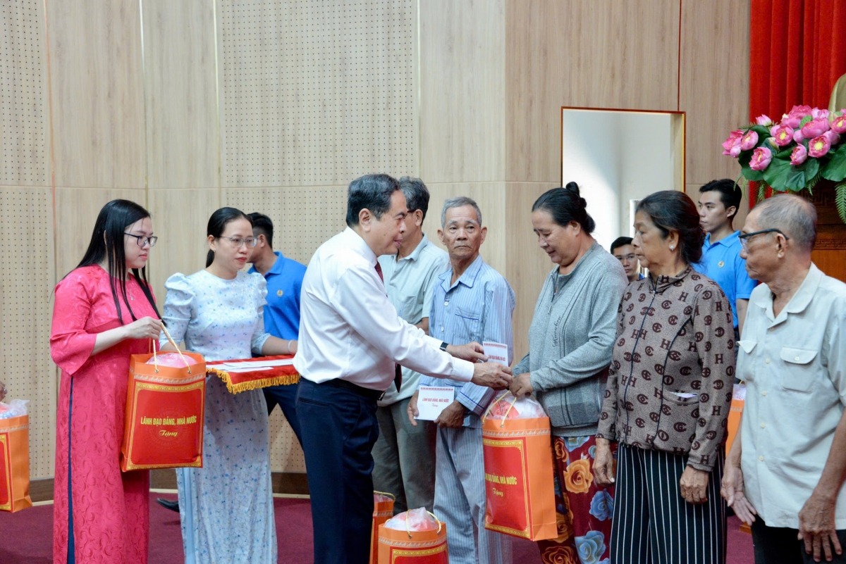 Chủ tịch Quốc hội Trần Thanh Mẫn thăm, tặng quà cho gia đình chính sách, công nhân tại tỉnh An Giang. Ảnh: VOV