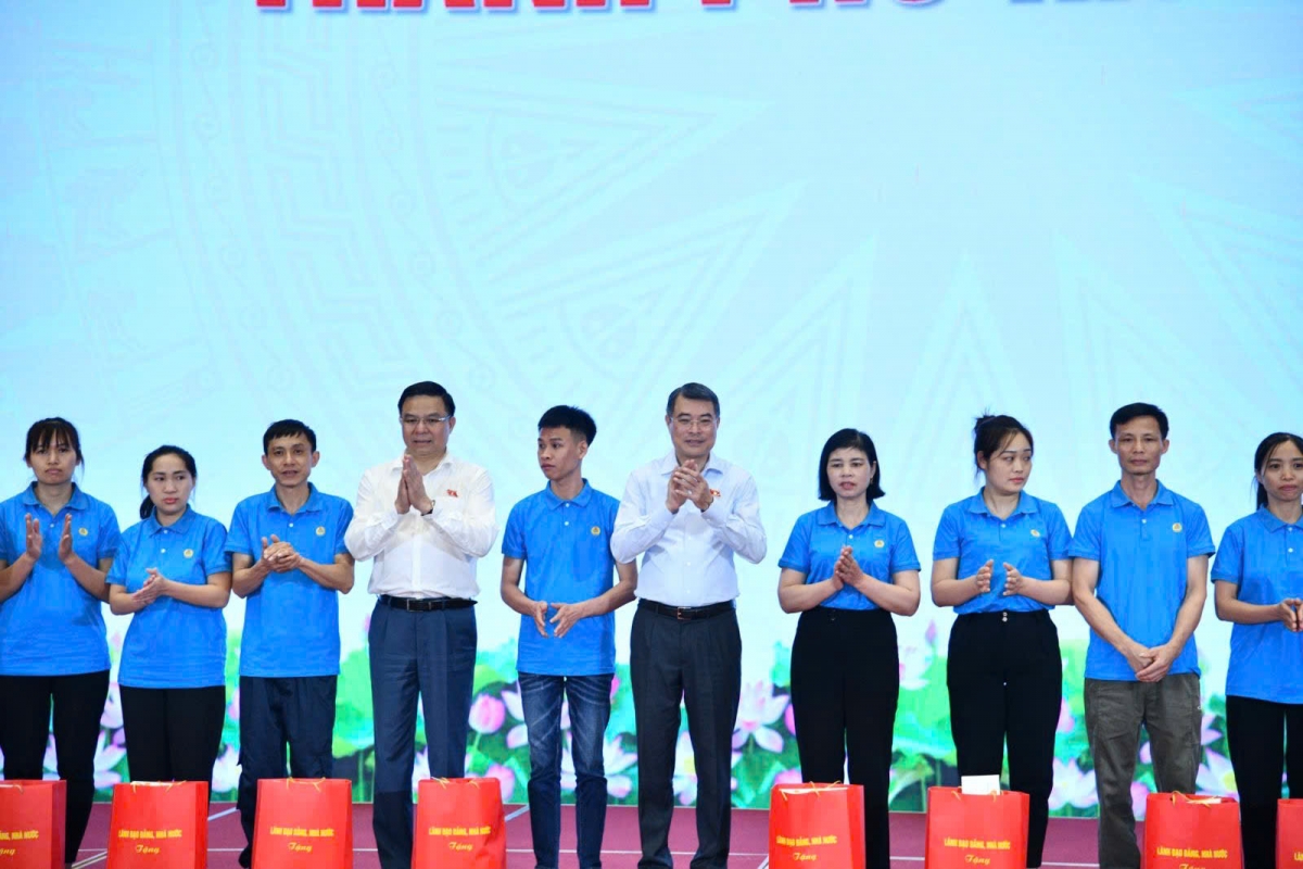 Thủ tướng Lê Minh Hưng tặng quà công nhân. Ảnh: VOV