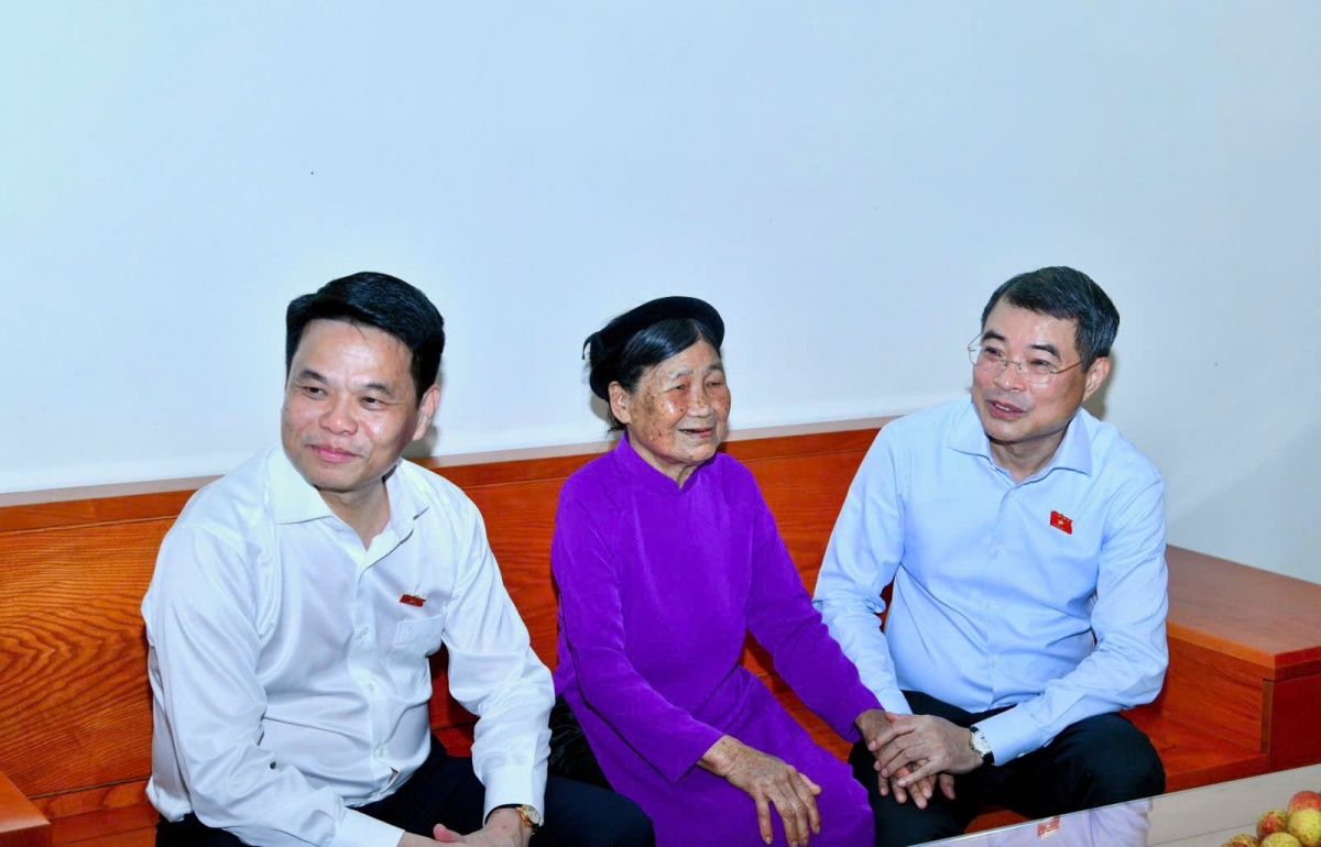 Thủ tướng Lê Minh Hưng thăm mẹ Việt Nam Anh hùng Đinh Thị Bé, mẹ có 2 người con hy sinh tại Mặt trận phía Nam và biên giới phía Bắc. Ảnh: VOV