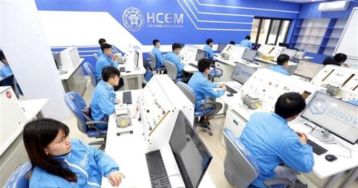 현대적인 기술을 배우는 근로자들 (사진: VGP)