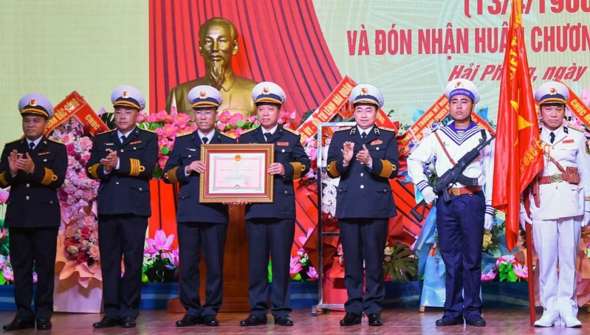 Phó Đô đốc Trần Thanh Nghiêm, Ủy viên Trung ương Đảng, Tư lệnh Quân chủng Hải quân trao Huân chương bảo vệ Tổ quốc hạng Nhất tặng Lữ đoàn. Ảnh: Báo Nhân Dân