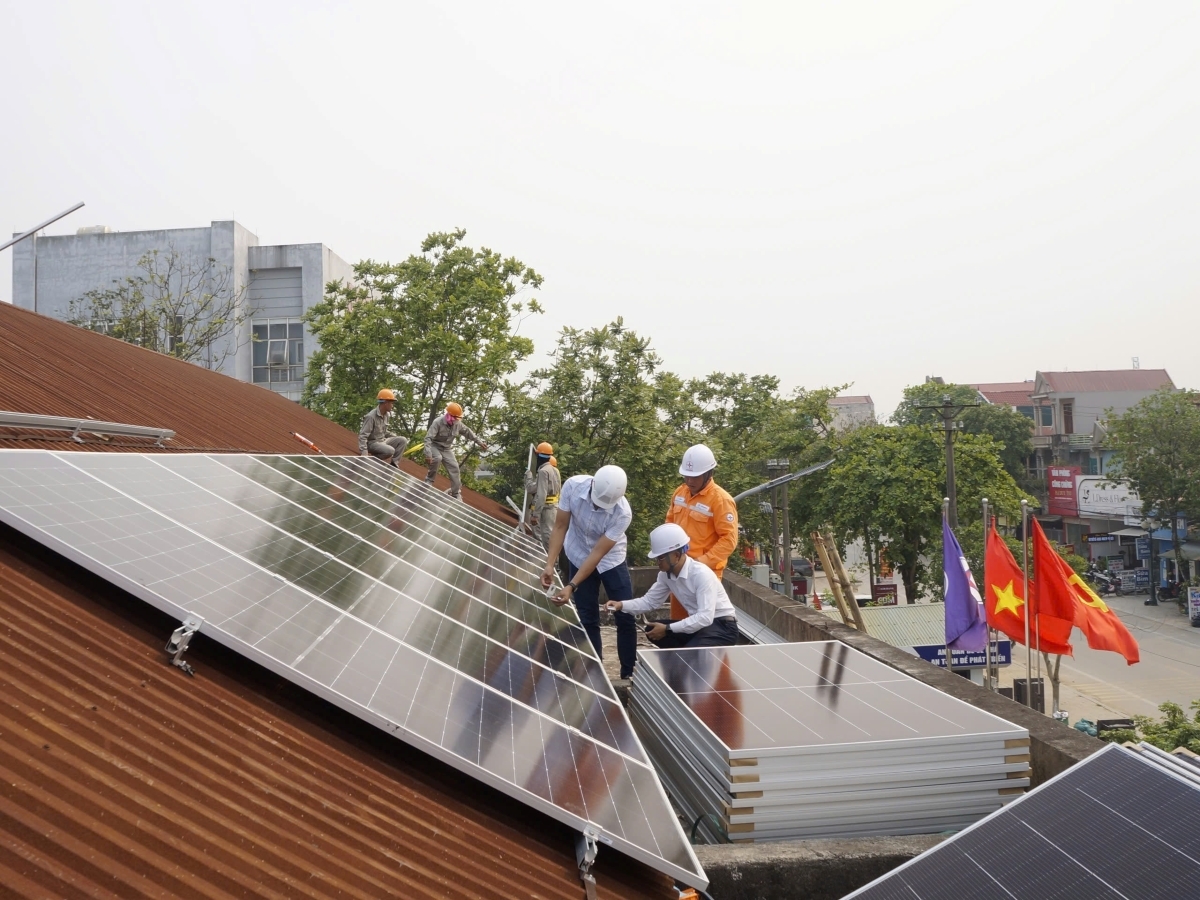 Pose de panneaux solaires sur un toit à Thanh Hoa. Photo: VOV