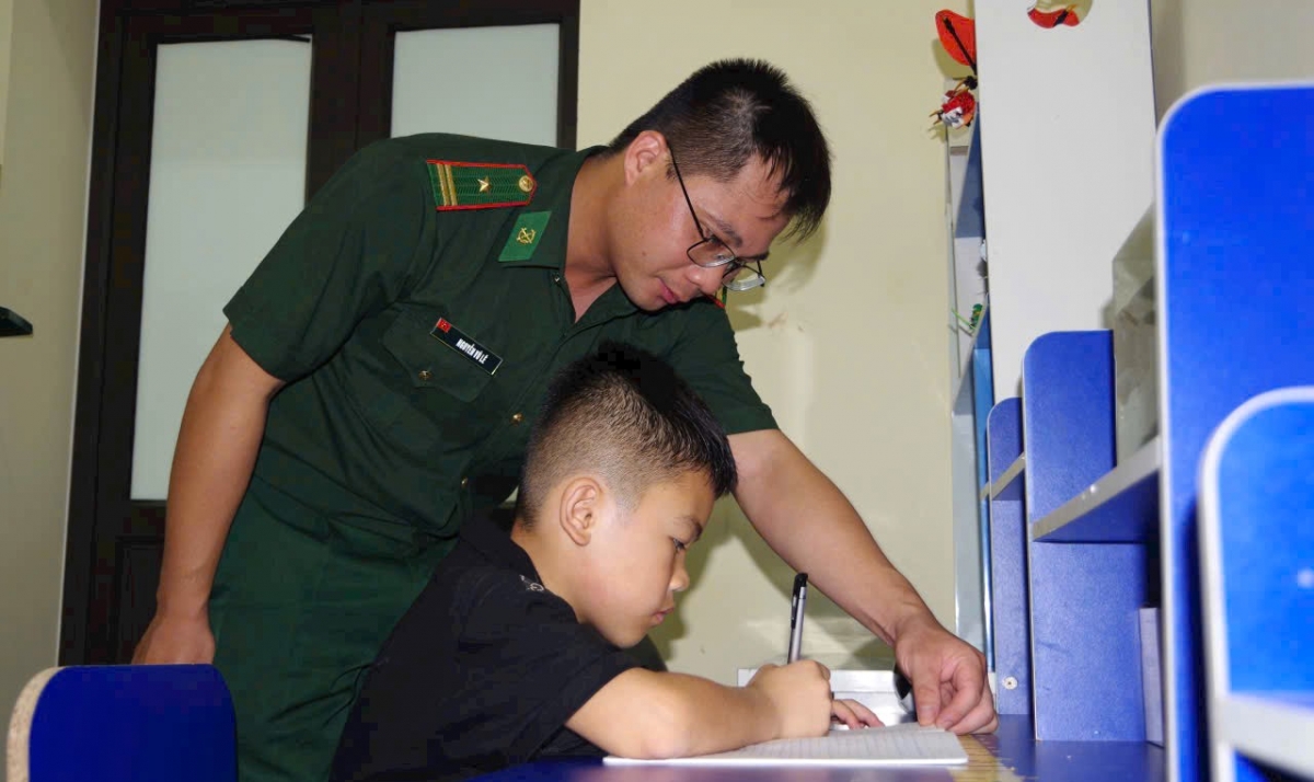 Pour Nguyên Vu Lê, la frontière est une seconde patrie. Les habitants de toutes ethnies sont devenus sa famille et sa motivation quotidienne. Photo: VOV