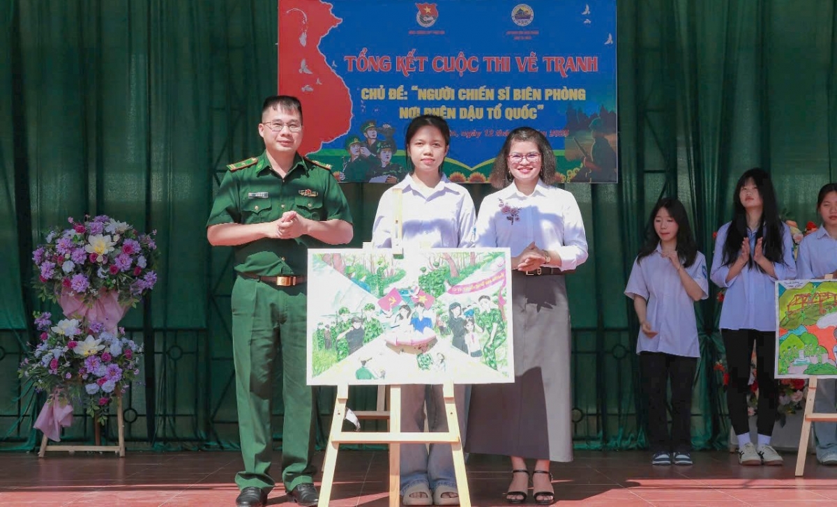 Pos Penjaga Perbatasan Pintu Perbatasan Internasional Ta Lung menyelenggarakan kampanye untuk meningkatkan kesadaran tentang keamanan dan kedaulatan perbatasan nasional di kalangan pelajar di daerah tersebut. Foto: Duy Thai/VOV