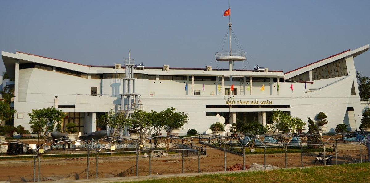 សារមន្ទីរកងទ័ពជើងទឹក (ទីក្រុងហាយផុង) គឺជាសារមន្ទីរប្រវត្តិសាស្ត្រយោធាឯកទេសមួយ ដែលត្រូវបានសាងសង់ឡើងក្នុងរចនាបថស្ថាបត្យកម្មទំនើបដែលស្រដៀងនឹងនាវាធំមួយ កំពុងបើកកាត់រលក ចេញទៅនាយសមុទ្រ។ (រូបថត៖ Mai Dung/laodong.vn)