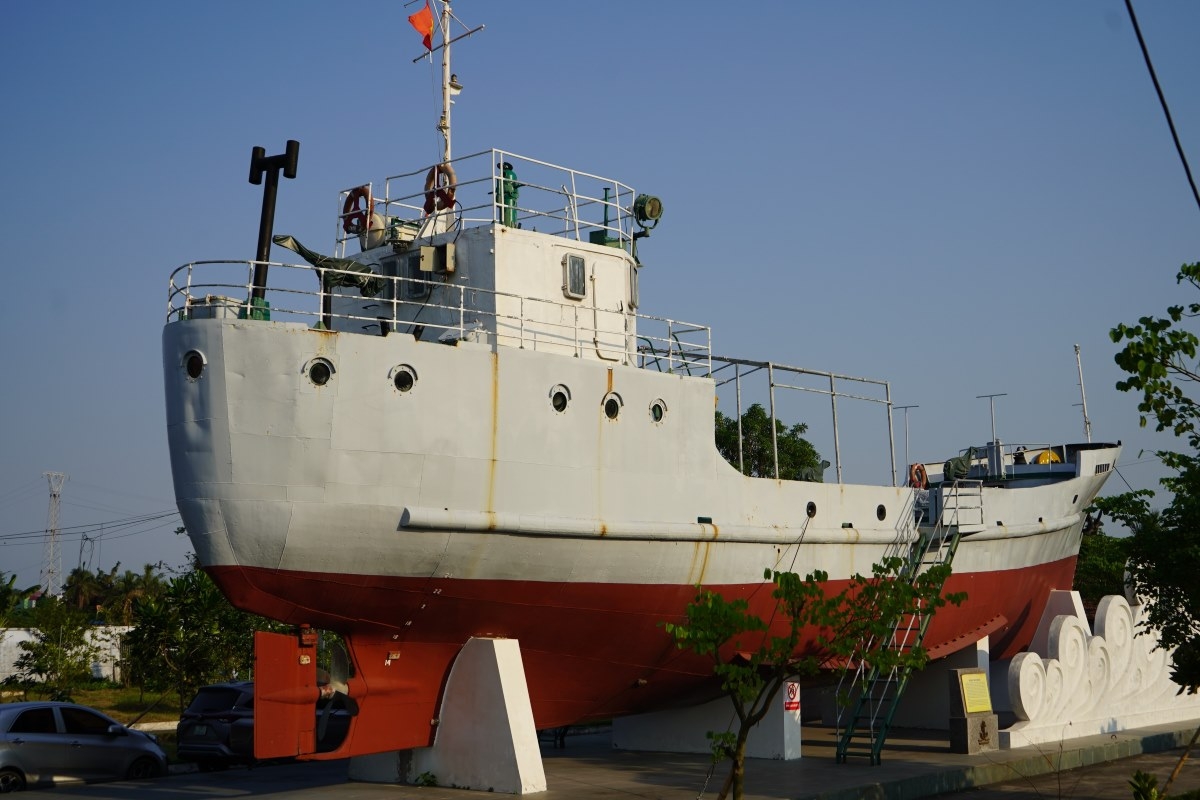 A notable highlight at the Naval Museum is the military transport vessel HQ671, dubbed the “Numberless Ship,” which was recognized as a National Treasure in 2017. (Photo: Mai Dung/laodong.vn)