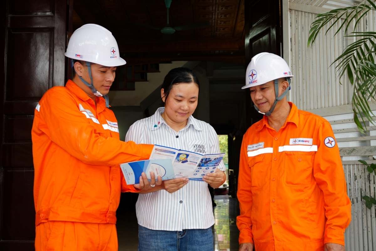 Lê Thi Nga présente le bilan de ses panneaux solaires, 5 ans après installation. Photo: VOV