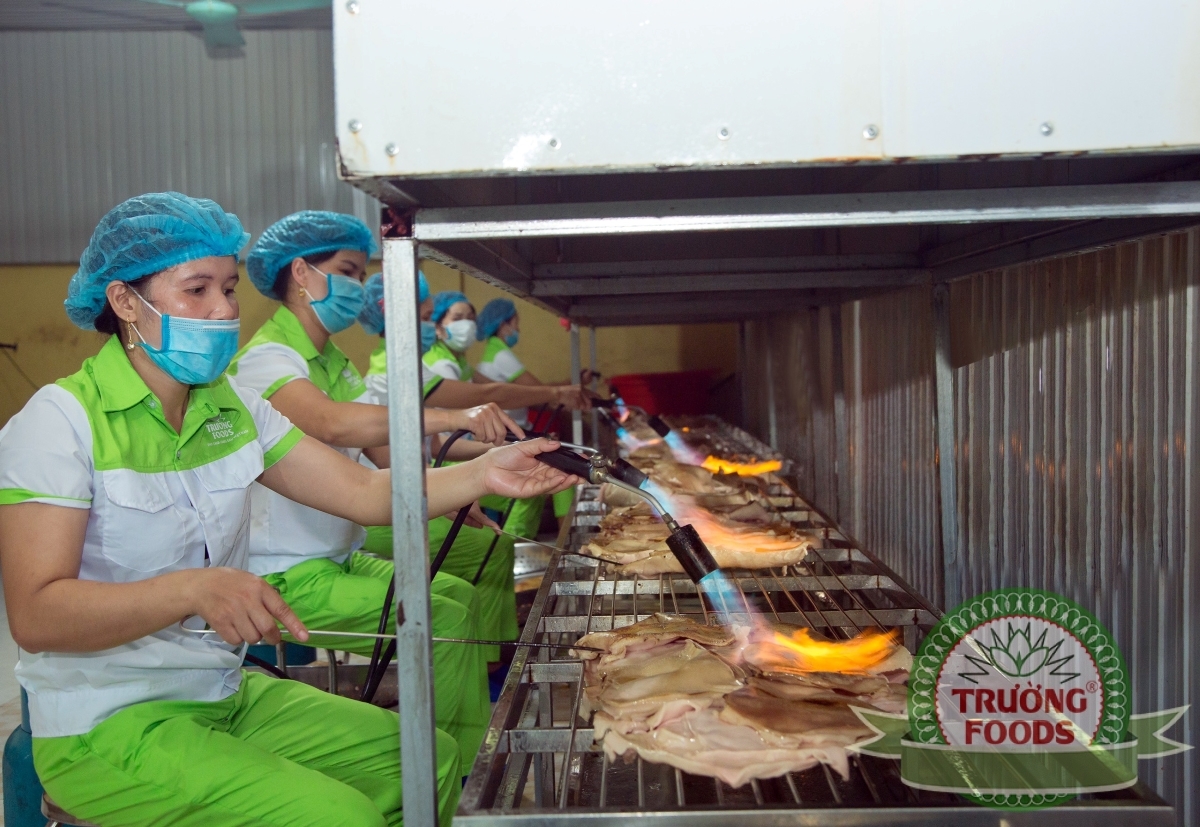 
Pork skin is blowtorched in the making of sour pork. (Photo: Truong Foods)

