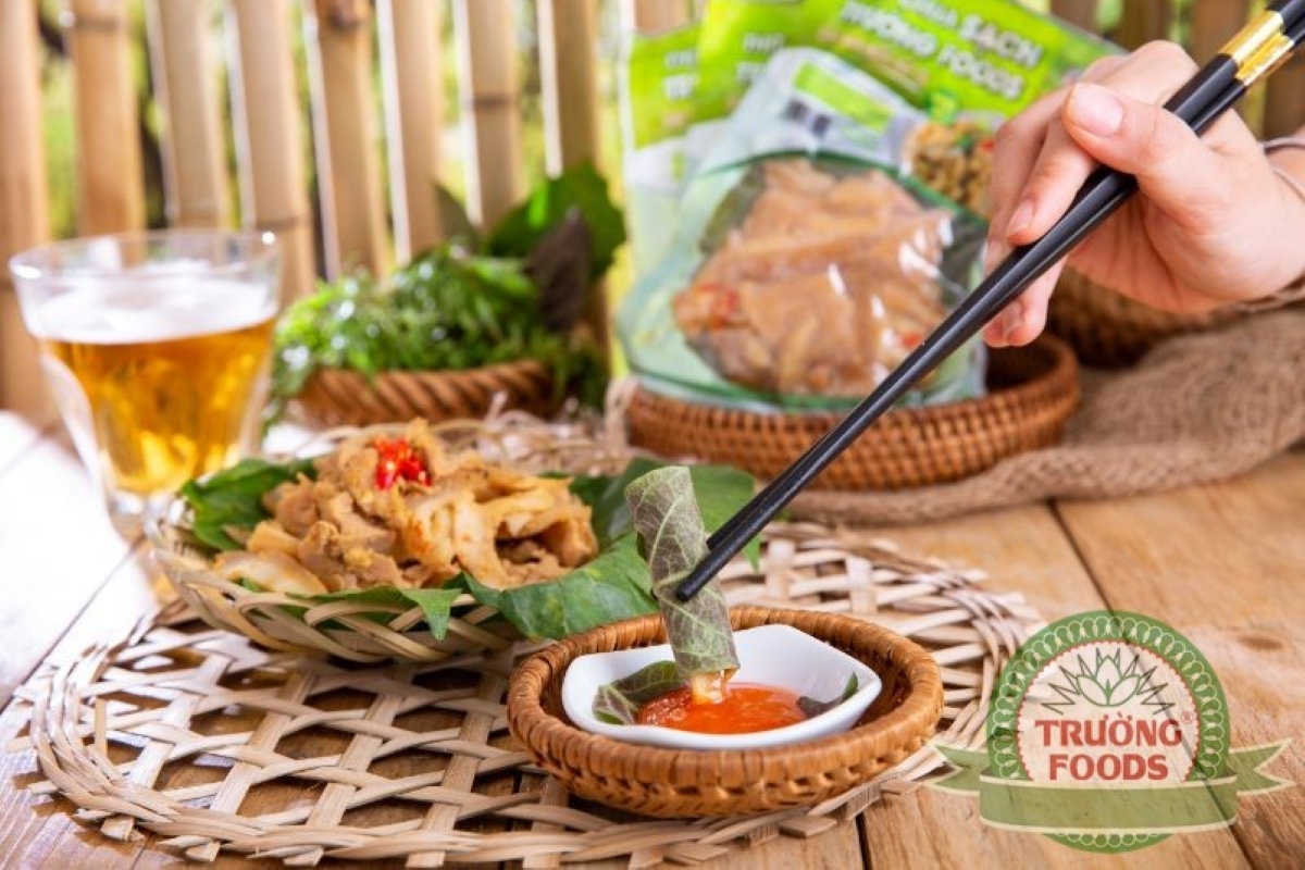 Phu Tho fermented pork is wrapped in rice paper and best served with fig and guava leaves, and chili sauce with pepper. (Photo: Truong Foods)