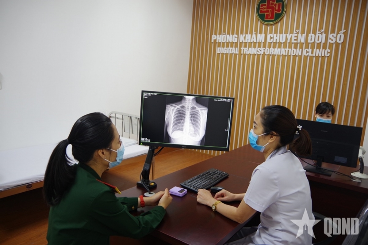 Médicos del Hospital Militar 354 realizan diagnósticos por imagen y brindan asesoramiento a los pacientes en la consulta digital. Foto: Minh Thang/qdnd.vn