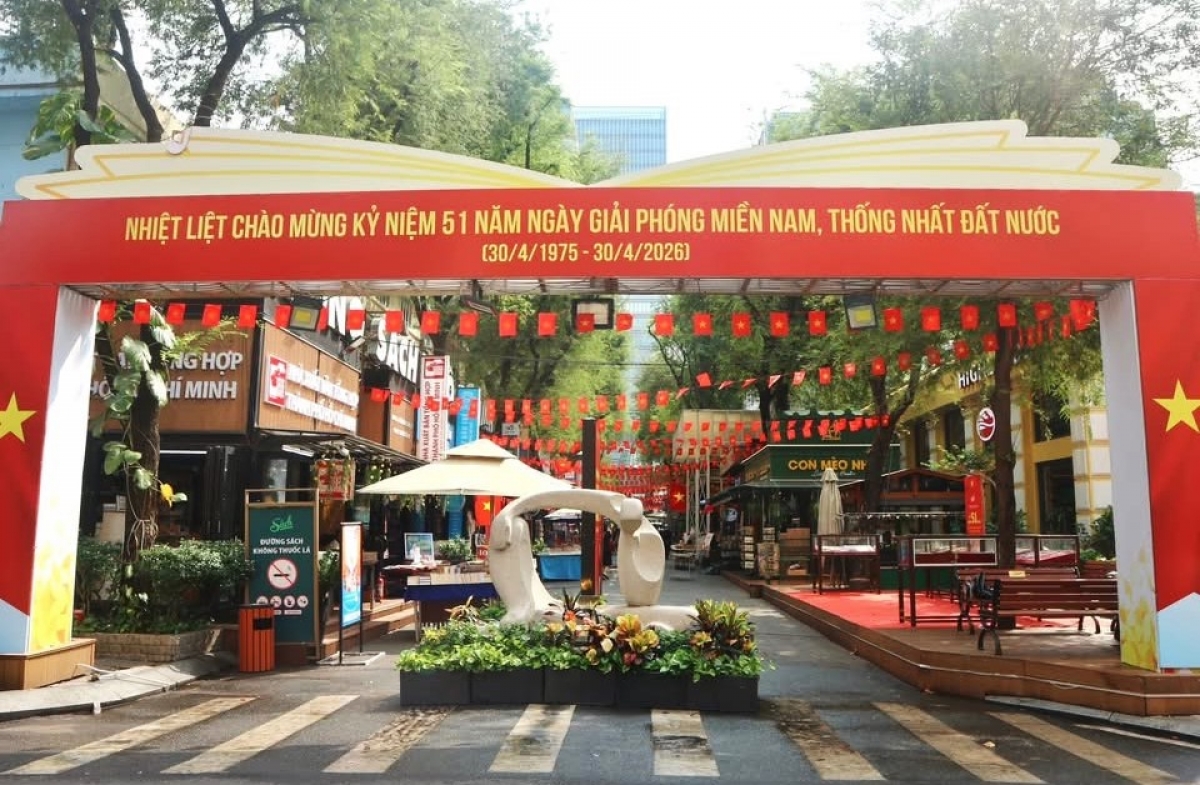 La calle del libro de Ciudad Ho Chi Minh, engalanada con vivos colores con motivo del 51.º aniversario del Día de la Liberación del Sur y la Reunificación Nacional. Foto: Huong Tran/baotintuc.vn