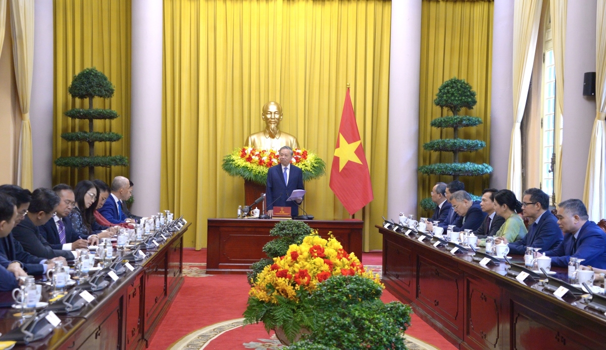 Party General Secretary and State President To Lam speaks at a ceremony to present appointment decisions to five newly-accredited ambassadors, Hanoi, April 28, 2026. (Photo: Van Hieu/VOV)