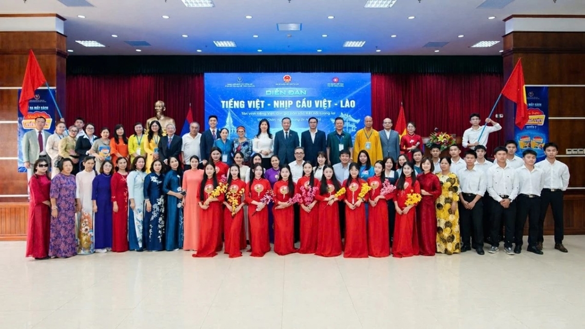 Các đại biểu chụp ảnh lưu niệm. Ảnh: Chu Văn/baoquocte.vn