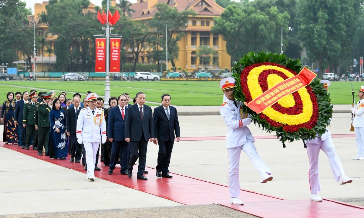 Delegasi pemimpin dan mantan pemimpin Partai dan Negara, yang dipimpin oleh Sekjen sekaligus Presiden To Lam, meletakkan karangan bunga dan berziarah ke Mausoleum Presiden Ho Chi Minh. Foto: VGP