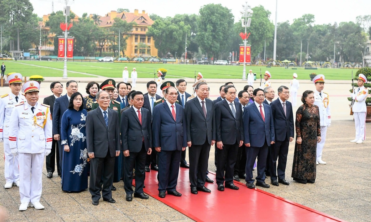 Trước anh linh Chủ tịch Hồ Chí Minh, Đoàn đại biểu bày tỏ lòng biết ơn vô hạn, thành kính tưởng nhớ công lao to lớn của Người đối với sự nghiệp cách mạng của Đảng và dân tộc ta. Ảnh: VGP