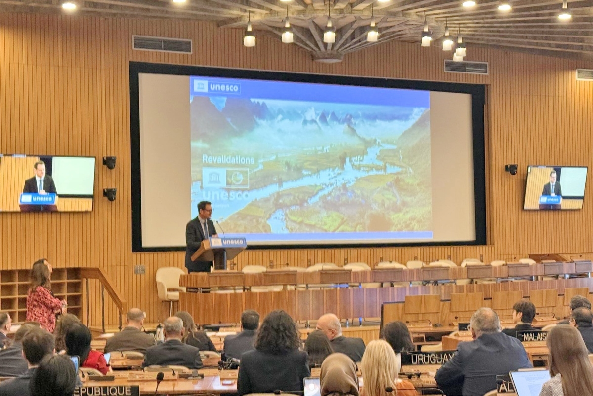 ພິ​ທີ​ມອບ​ໃບ​ຢັ້ງ​ຢືນ​ໃຫ້​ແກ່​ບັນ​ດາ​ສວນ​ສາ​ທາ​ລະ​ນະ ທໍ​ລະ​ນີ​ສາດ​ທົ່ວ​ໂລກ (ພາບ: TTXVN)